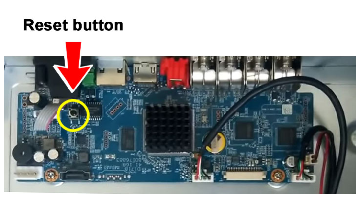 Кнопка reset видеорегистратора Dahua. Кнопка регистратора на плате. Кнопка ресет на плате Dahua DVR. Dahua NVR reset.